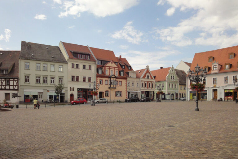 Wurzener Marktplatz mit historischen denkmalgeschützten Häsuern.